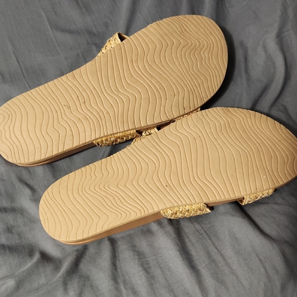 Reef Women's Woven Tan Sandals. Size 10. - Picture 2 of 2